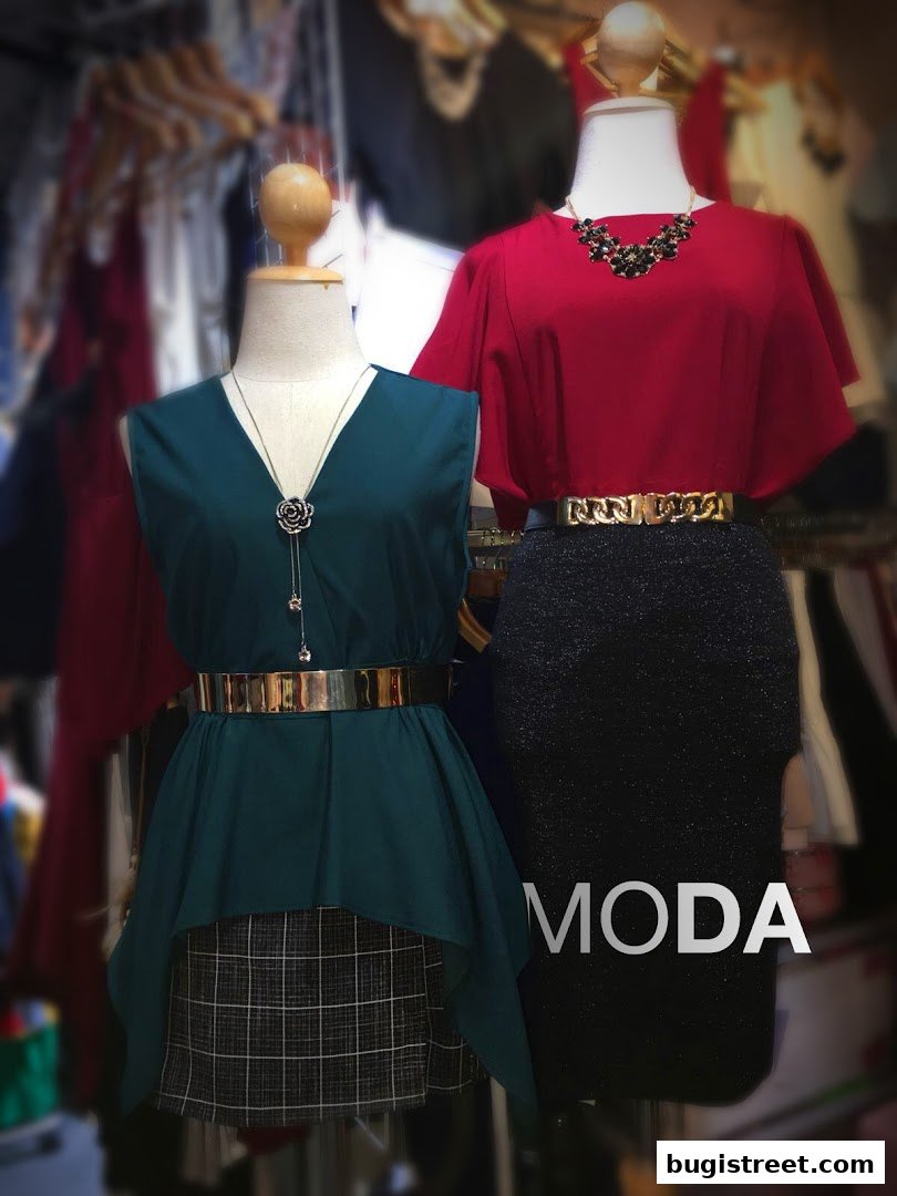 Two mannequins display stylish outfits with fashionable accessories at Moda Boutique.