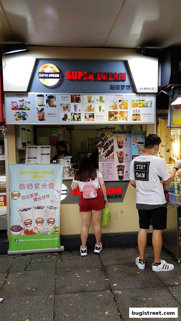 A Super Dream beverage shop with customers ordering drinks.